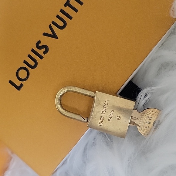 Authentic #213 LV lock and Key with unbranded necklace - Picture 4 of 4
